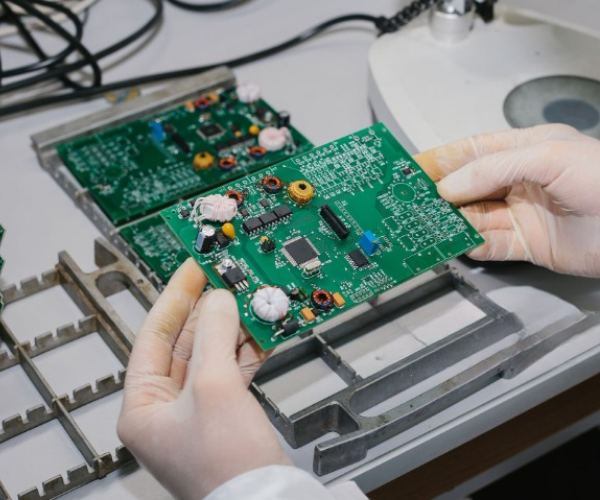 通孔组装(Through-Hole Assembly)服务 | 高可靠性DIP插件加工 通孔组装(Through-Hole Assembly)服务 | 高可靠性DIP插件加工